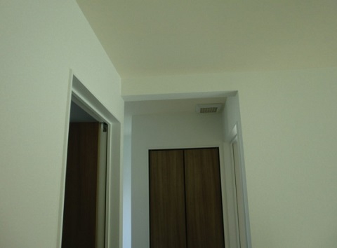 一条工務店i-smartの２階廊下に設置したロスガード90のRA（排気口）