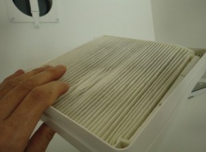 一条工務店キッチンの差圧式換気扇の吸気口のフィルター