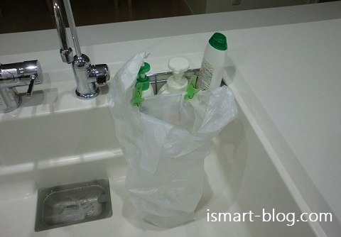 一条工務店i-smartのキッチンの人造大理石シンクの生ゴミを入れる袋の固定方法を移した写真