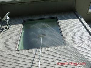 一条工務店i-smartの吹き抜けのパノラマウィンドウの掃除