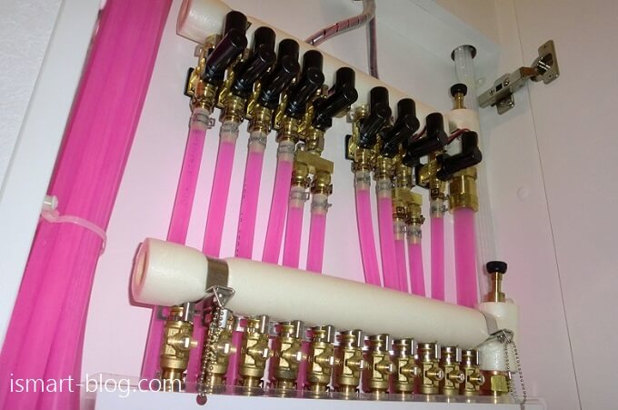 床暖房のヘッダー部分、現在は不凍液（ピンク色）の代わりに水道水が使われていますので、ランニングコストも減少