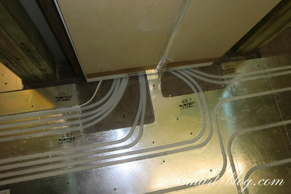 一条工務店i-smartの床暖房のホースの配管の施工状態（HB：ヘッダーボックス前の床下）